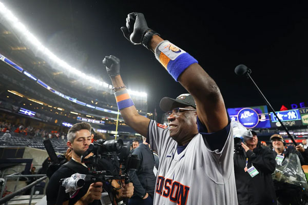 Dusty Baker Wear Gloves